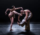 Dois bailarinos realizando um movimento em conjunto