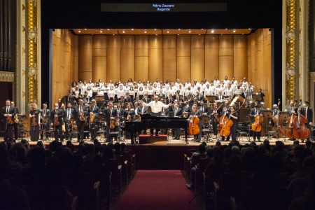 
                      
                      Foto do Coro Lírico durante uma apresentação