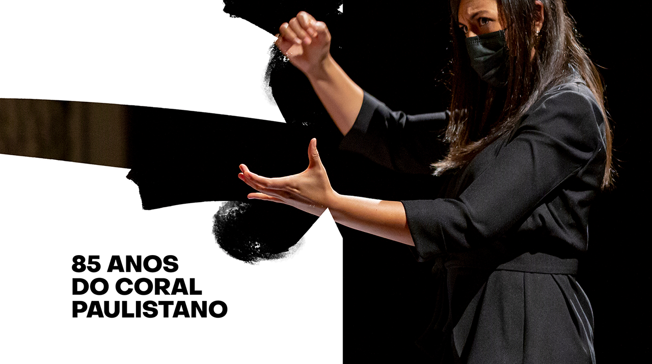 No canto direito existem traços semelhantes a pinceladas em branco. No canto inferior esquerdo temos escrito " 85 anos do Coral Paulistano". Na direita, temos uma mulher vestida de preto, regendo o coral.