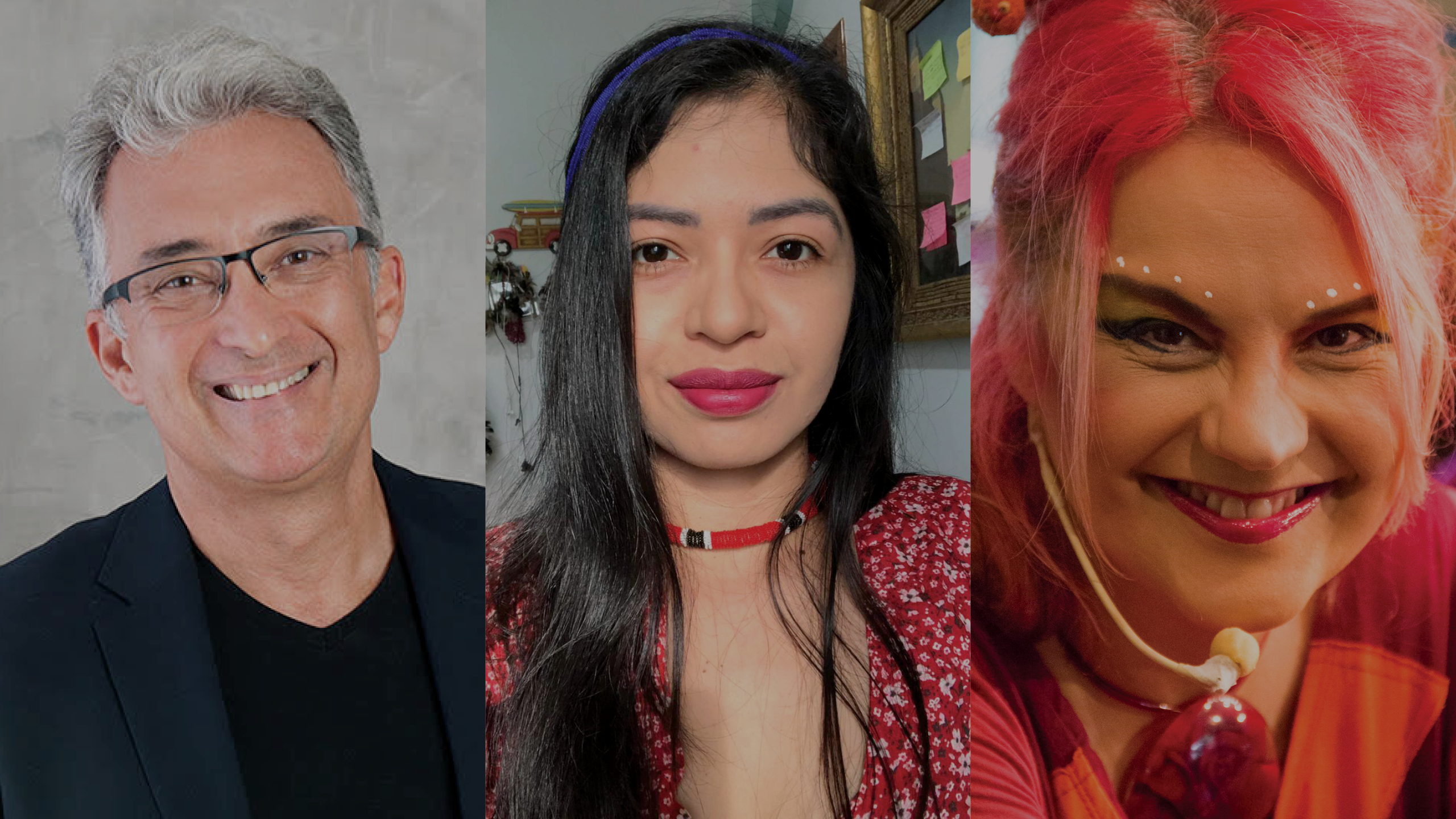Da esquerda para direita temos um homem branco com cabelo grisalho, usando óculos, camiseta preta e terno azul marinho. No centro temos uma mulher branca com cabelo preto longo, usando uma tiara azul e colar vermelho, vestindo uma camisa vermelha com flores brancas. Na direita há uma mulher branca com cabelo rosa, usando um microfone, vestida com uma camiseta vermelha e laranja.