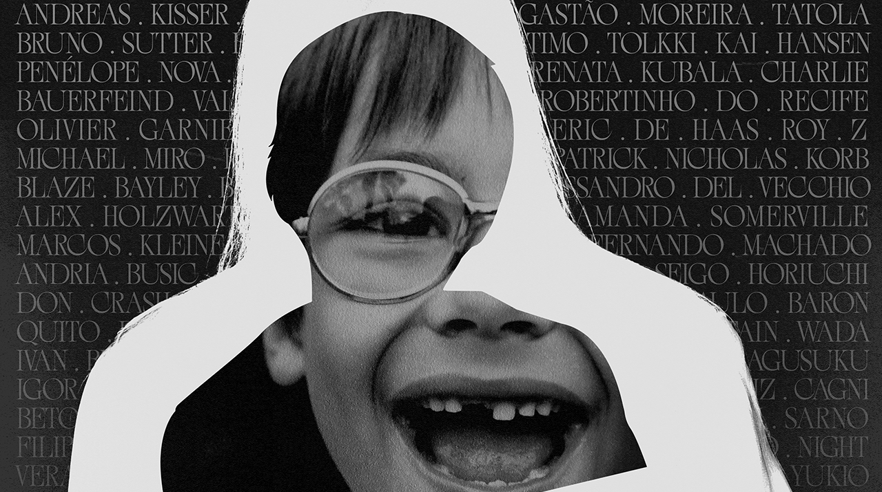 Fundo cinza repleto de nomes. No centro tem um recorte em preto e branco de uma criança branca sorrindo e usando óculos.