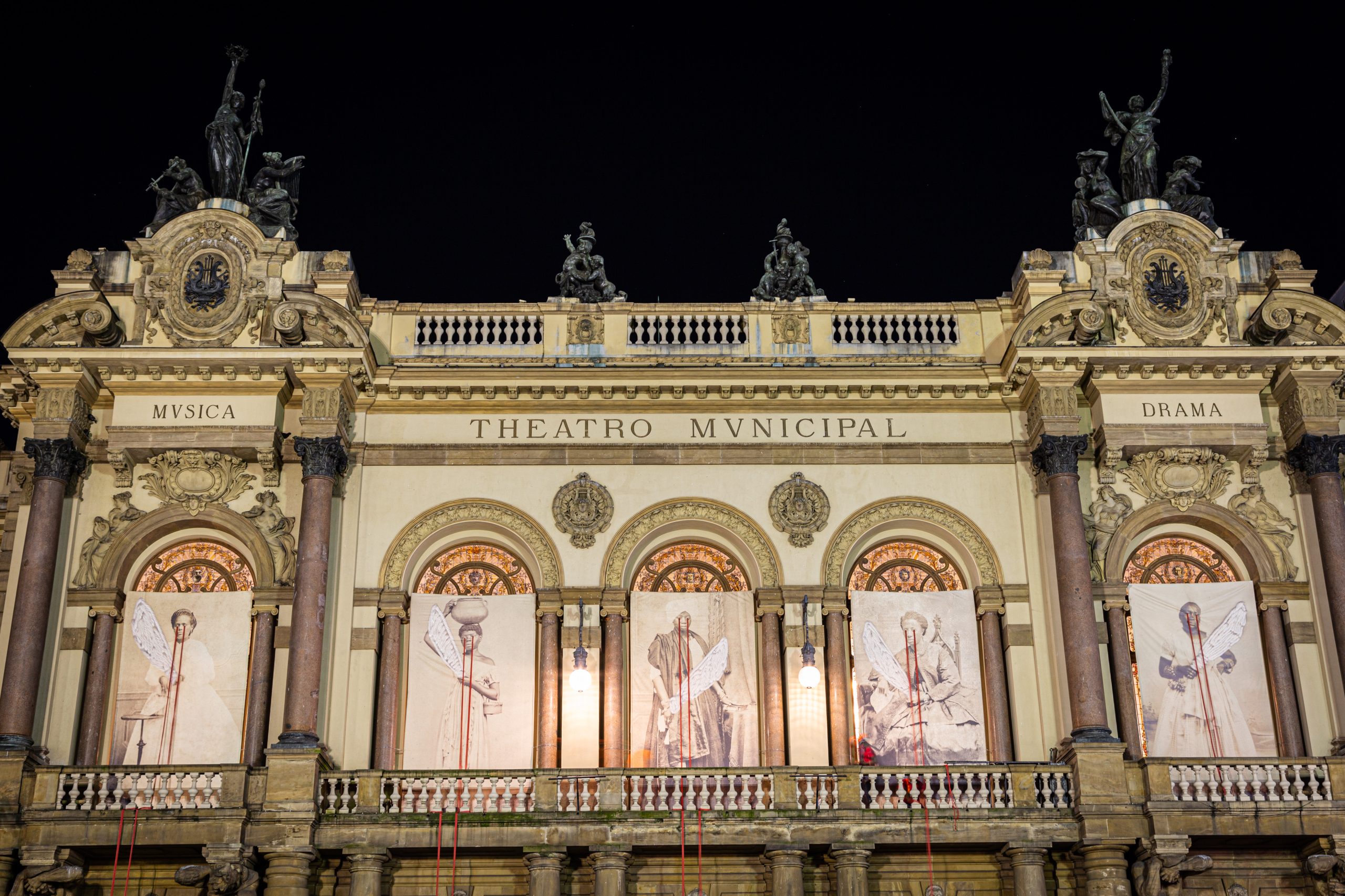 Fachada do Theatro Municipal com obras de Cris Tigra em telões nas sacadas