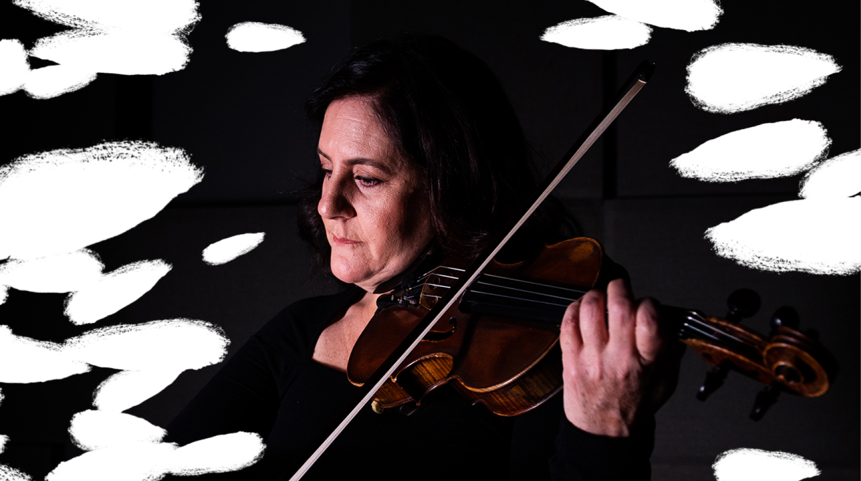 Foto de integrante do Quarteto tocando o seu instrumento