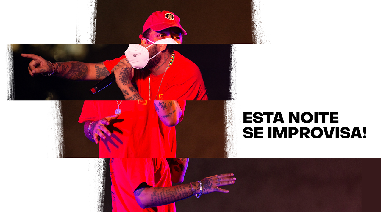 Fundo branco com fotografia estilizada do apresentador MAX B.O. que é um homem negro, tatuado, barba rala preta, cabelo curto preto, ele usa camiseta e boné vermelhos e na foto aparece improvisando. Em letras pretas lê-se esta Noite Se improvisa