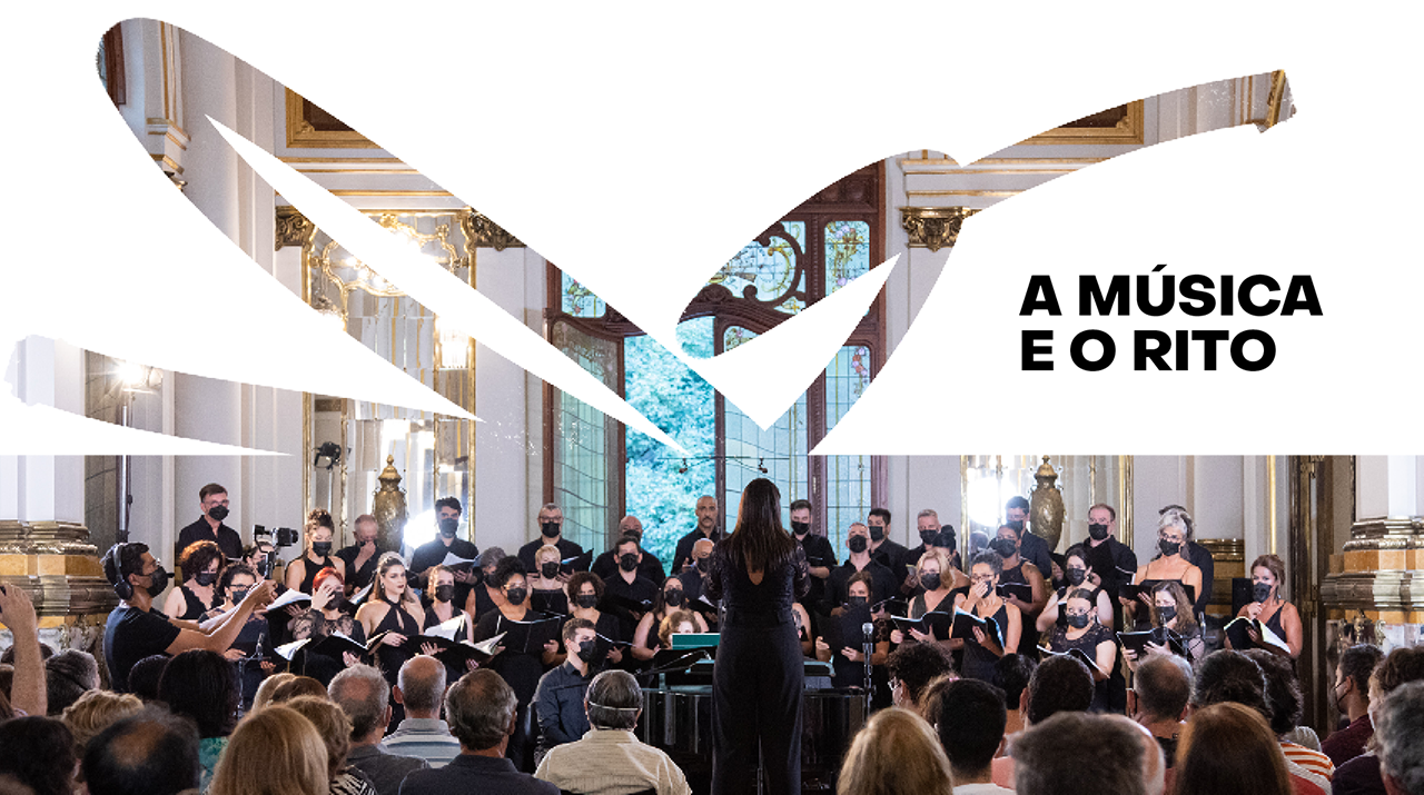 Fundo branco com escrita em cor preta que diz A Música e o Rito, com fotografia ao fundo do Coral Paulistano com regente à frente, todos usam roupas pretas sociais e cantam em apresentação no Salão Nobre do Theatro Municipal