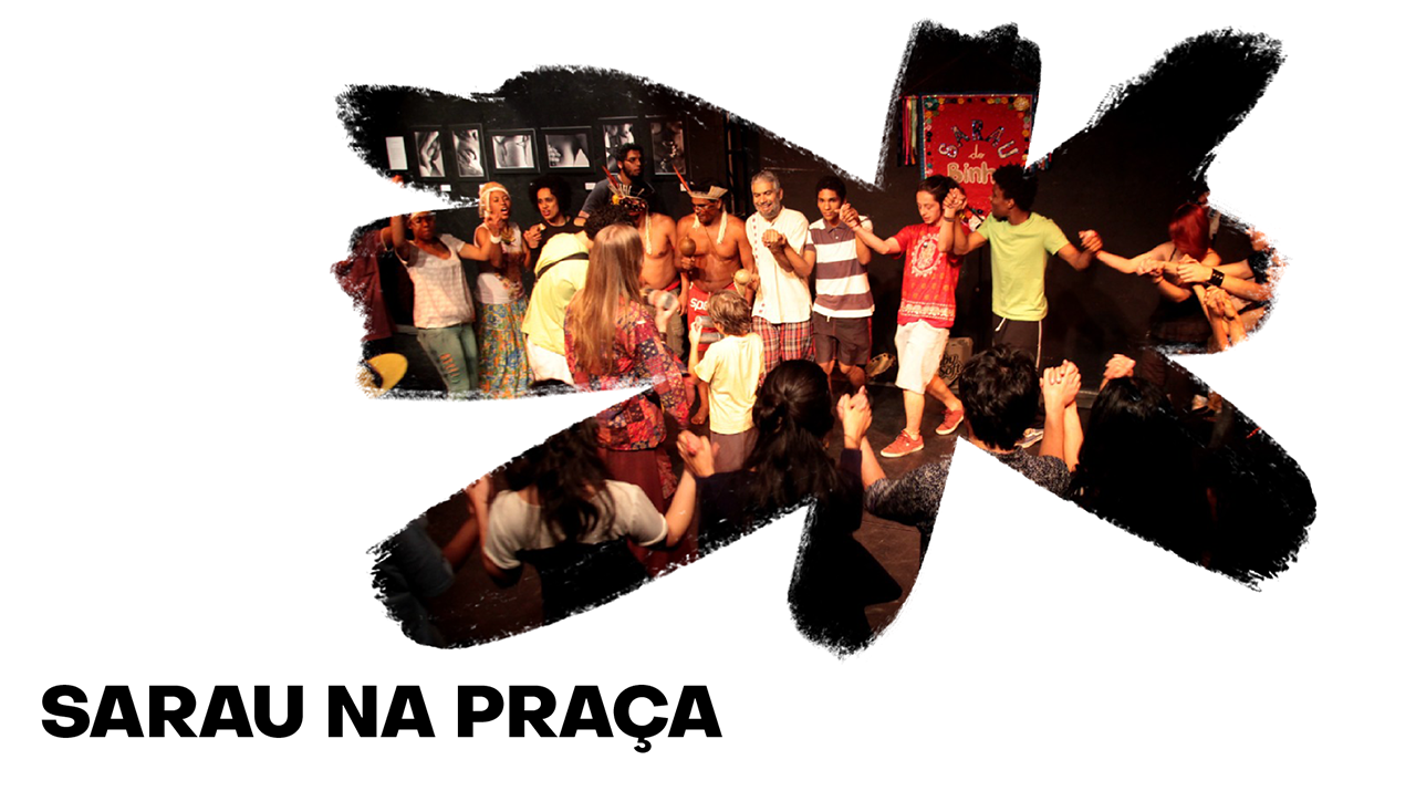 Fundo branco, escrito à esquerda em letras pretas Sarau na Praça. À direita uma foto de pessoas reunidas num sarau fazendo uma ciranda