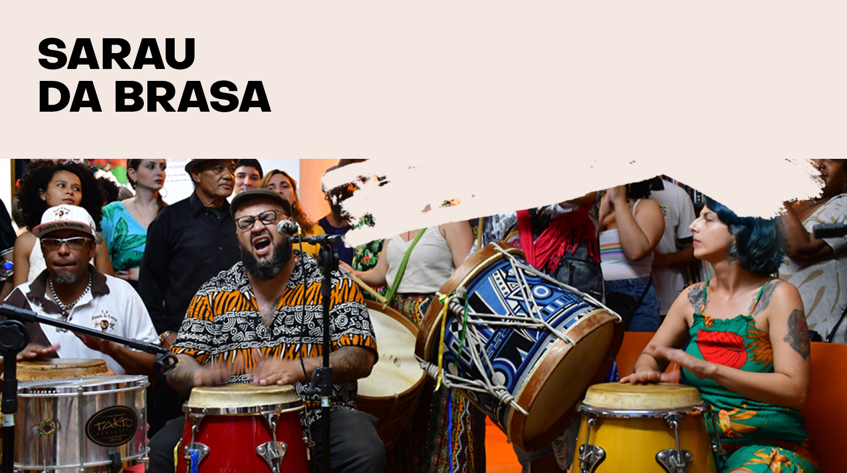 Escrito em preto Sarau da Brasa com foto dos integrantes cantando e tocando