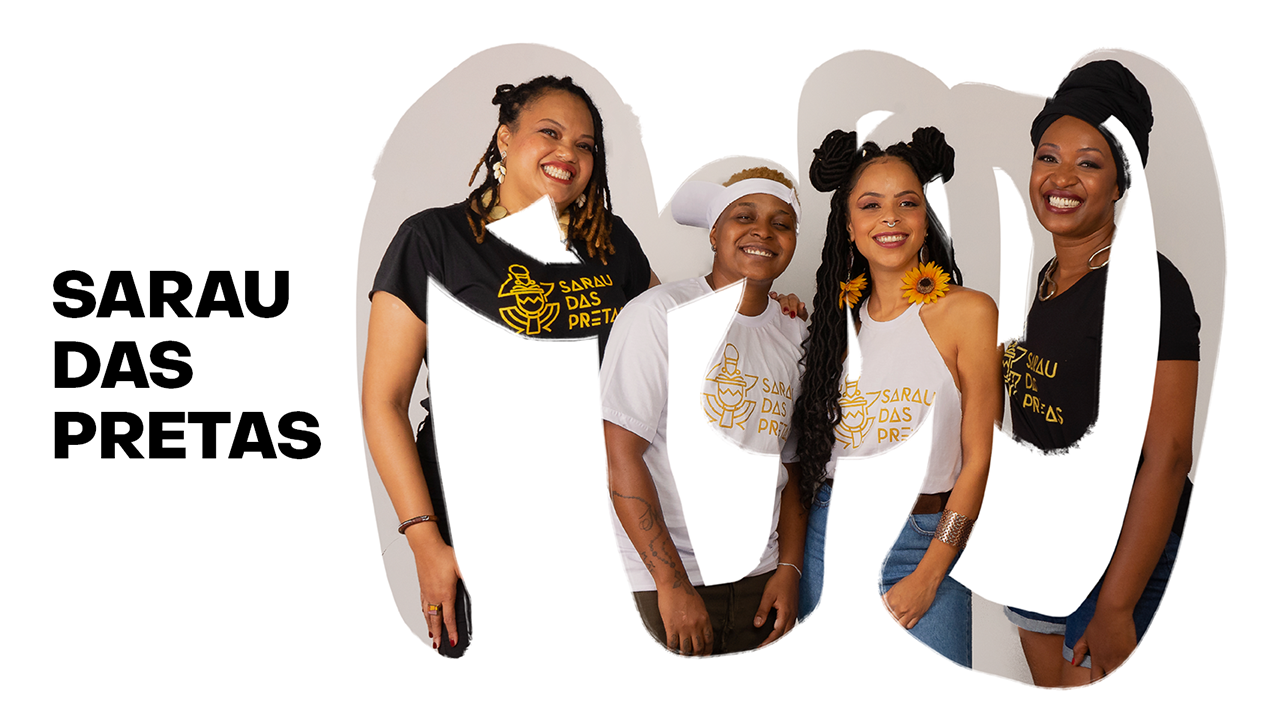 Na esquerda lê-se Sarau das Pretas em letras pretas. Na foto, quatro artistas mulheres negras posam para a câmera sorrindo.
