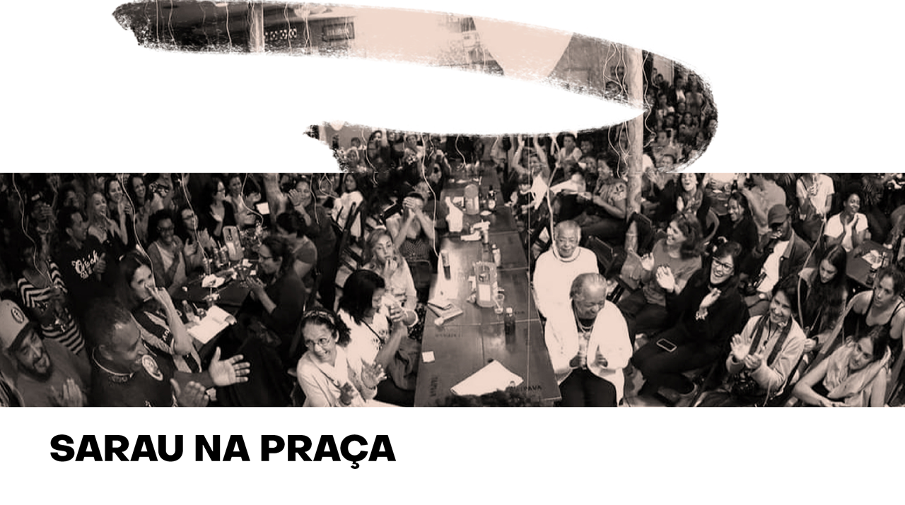 Fotografia em preto e branco do público assistindo um sarau