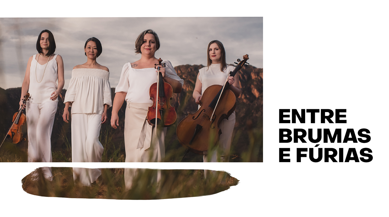 Fundo branco com letras à direita em preto escrito entre Brumas e Fúrias, com fotografia que aparecem as quatro integrantes do Quarteto Boulanger na vegetação ao ar livre vestidas de branco e com seus instrumentos de cordas nas mãos
