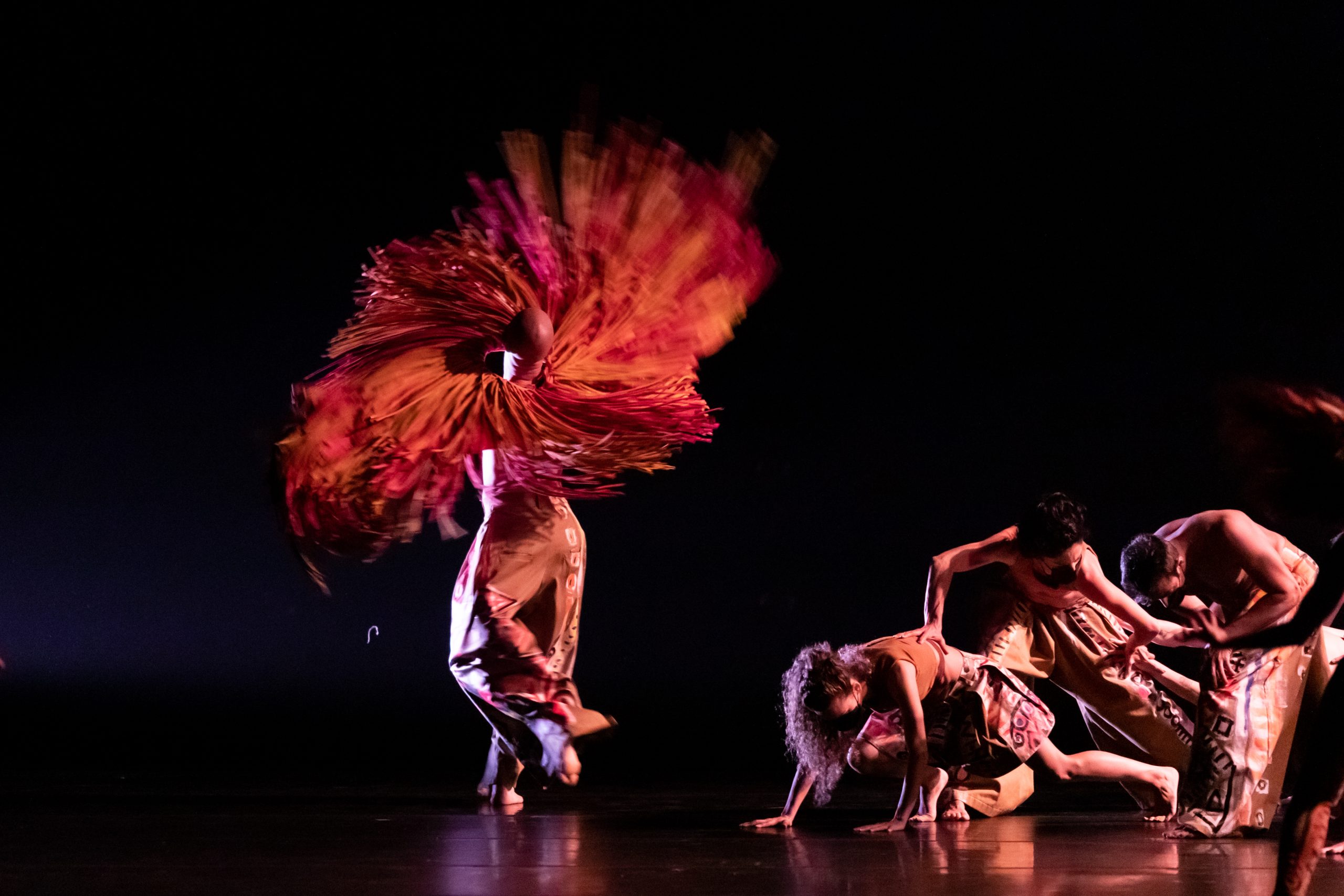 Bailarinos dançam coreografia durante apresentação