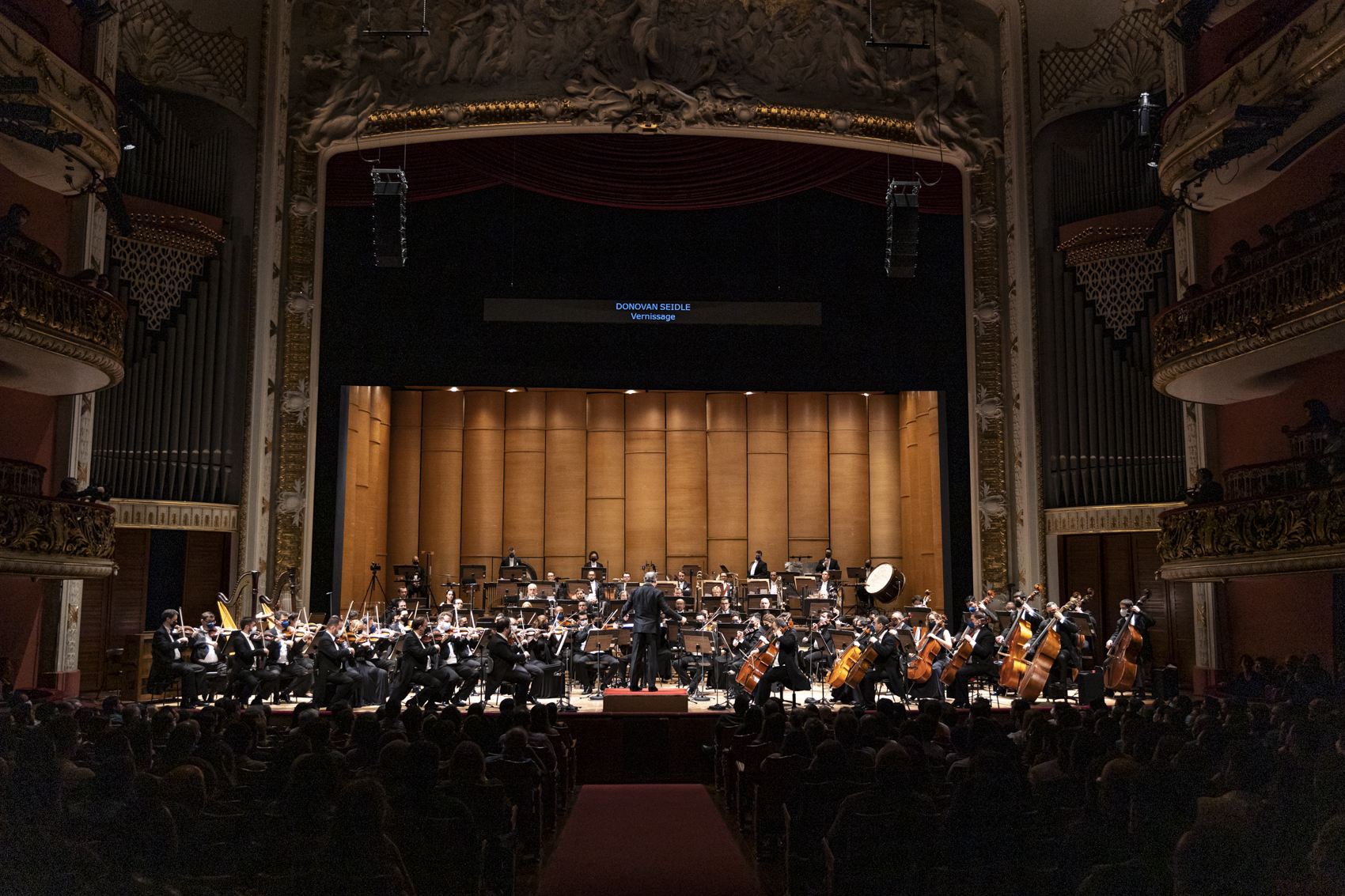 Orquestra completa toca durante concerto