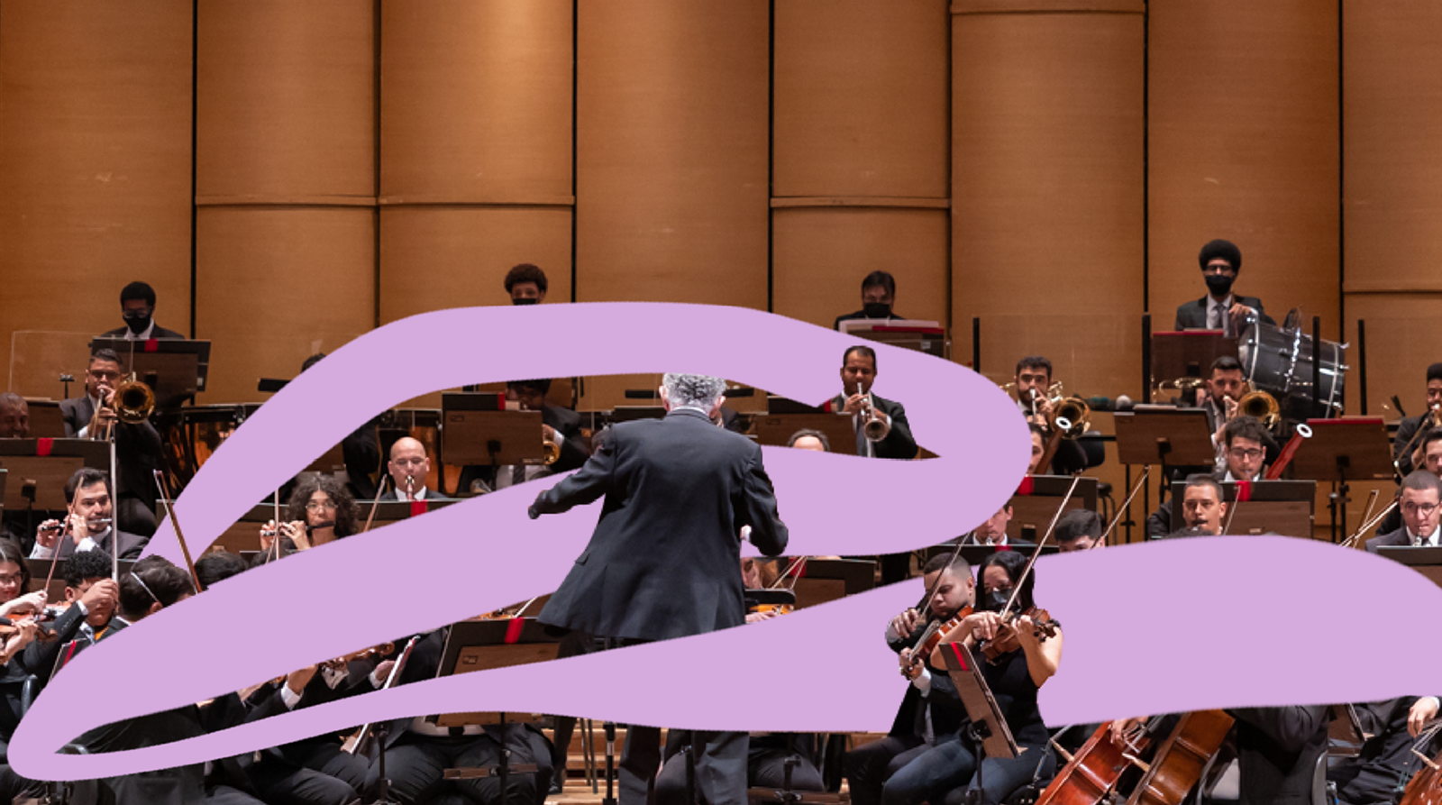 Foto da Orquestra Experimental de Repertório tocando durante um concerto no Theatro Municipal