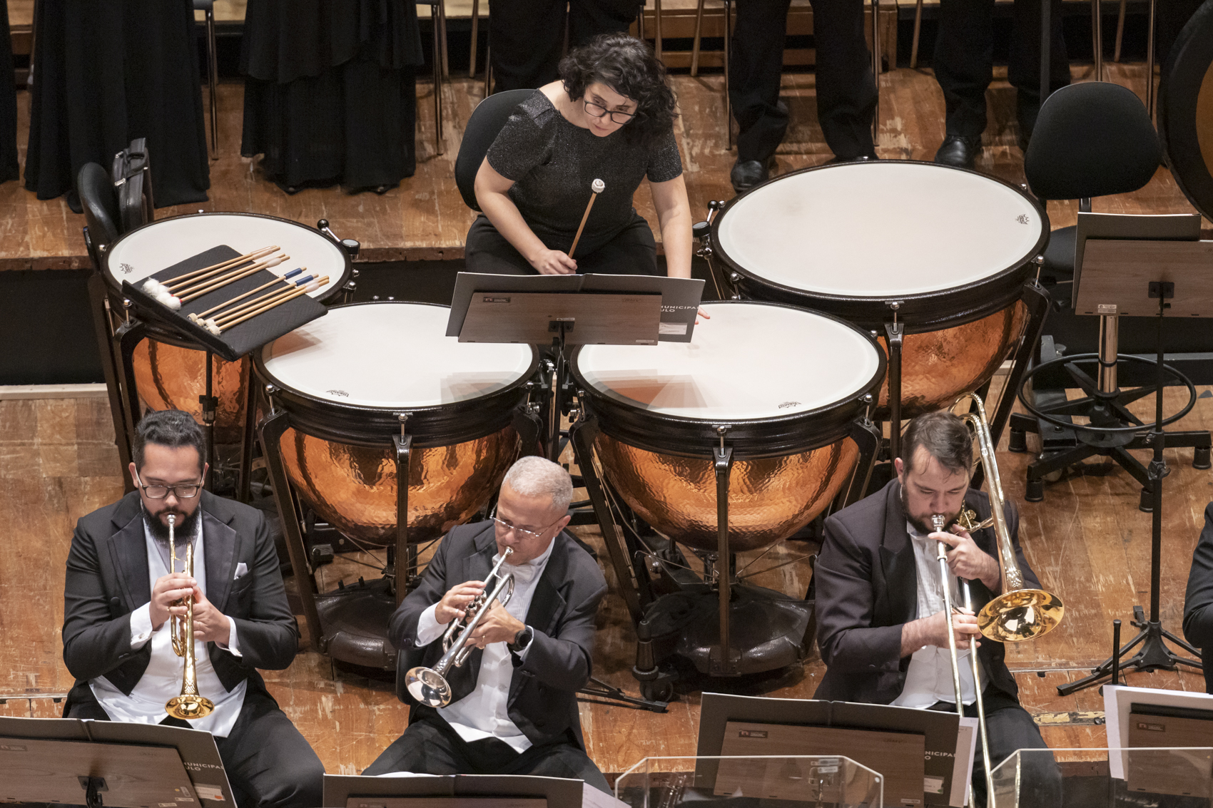 Foto de músicos tocando instrumento percussivo e de sopro