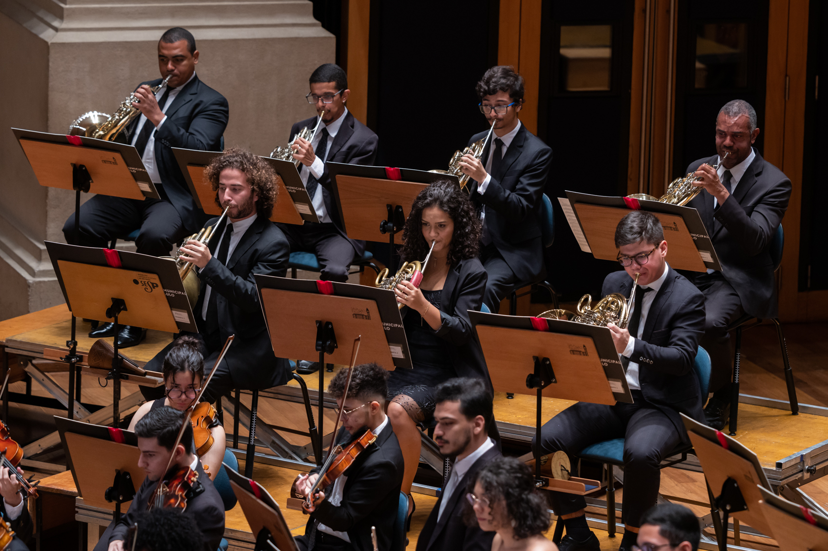 Foto de Orquestra tocando durante um concerto