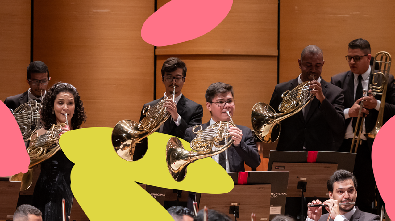 Foto de músicos da orquestra tocando seus instrumentos durante um concerto