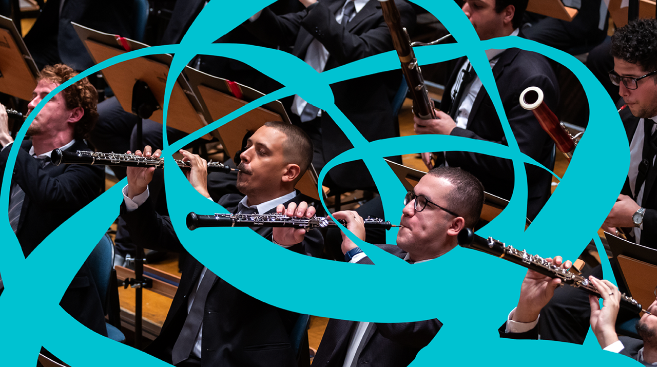 Foto de orquestra tocando durante um concerto