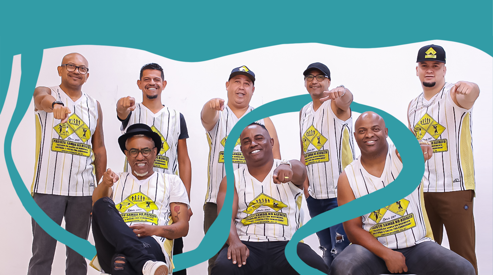 Integrantes do grupo de samba sorriem e olham para a camera com um dos braços estendidos para a frente