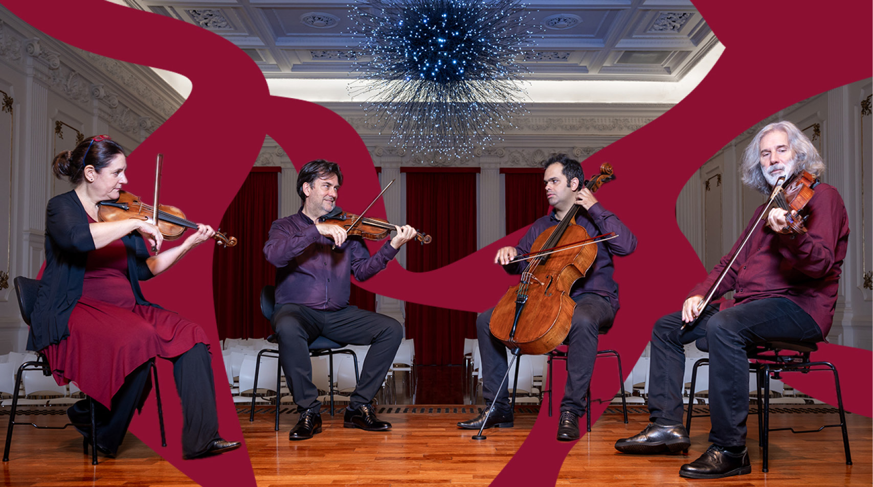 Foto dos quatro integrantes do Quarteto de Cordas da Cidade de São Paulo