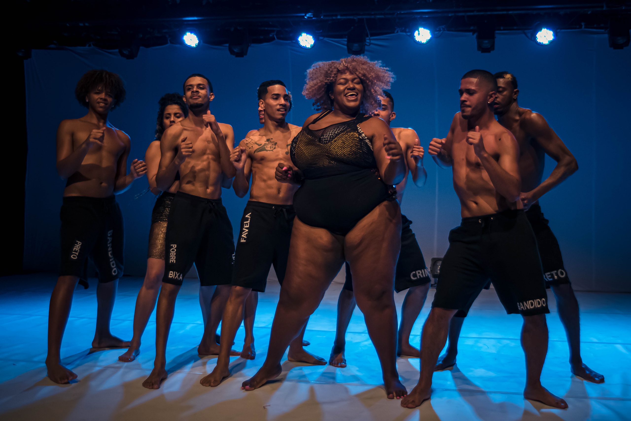 Foto dos bailarinos durante uma apresentação