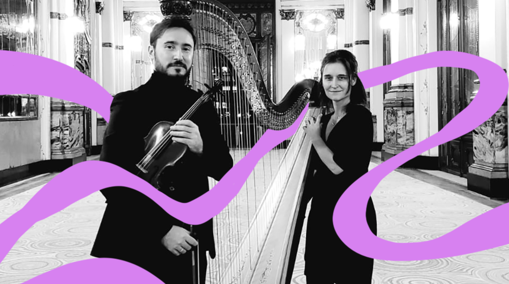Foto em preto e branco dos dois instrumentistas em pé com seus instrumentos