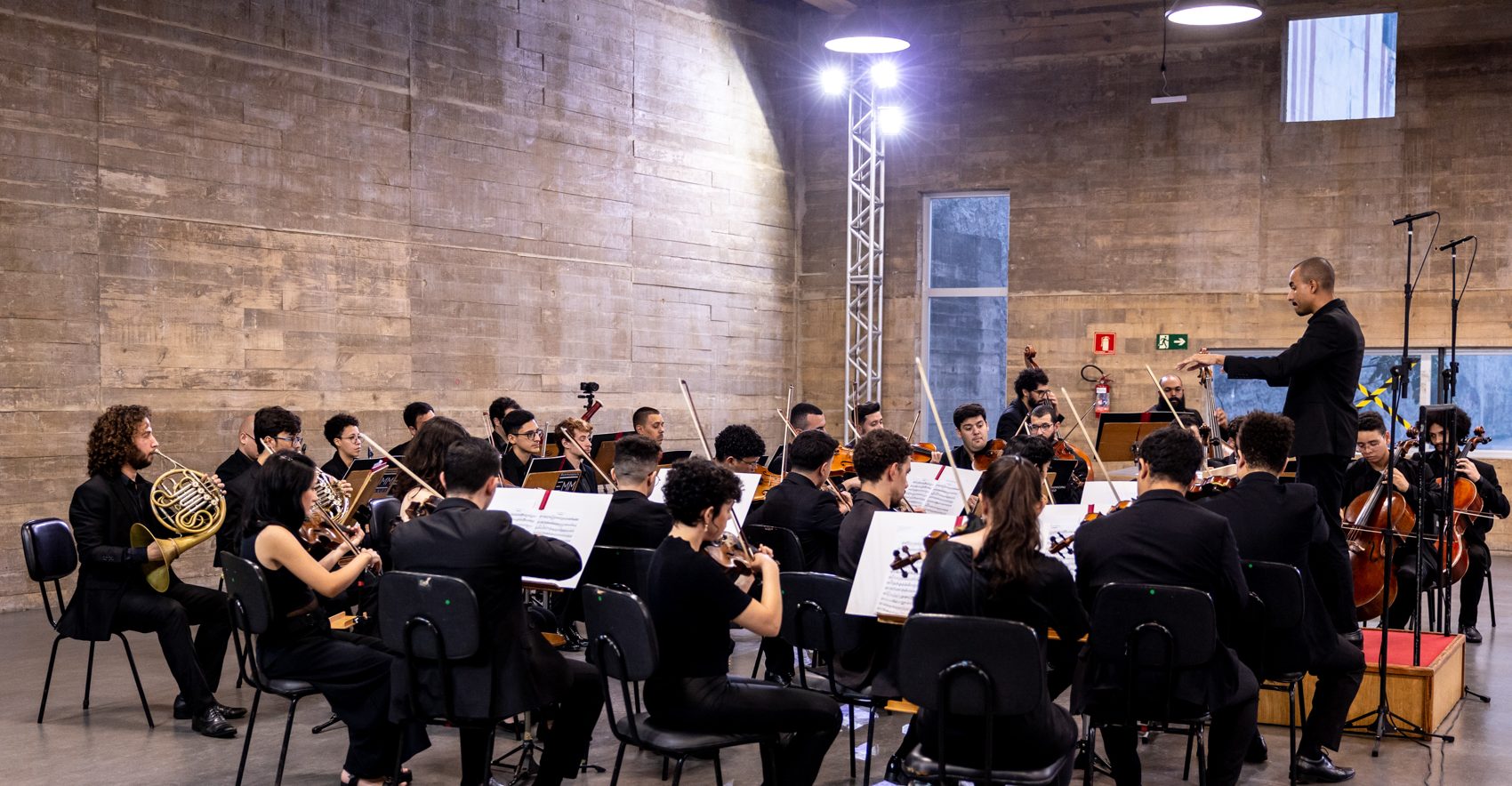 Foto da Orquestra completa tocando durante um concerto