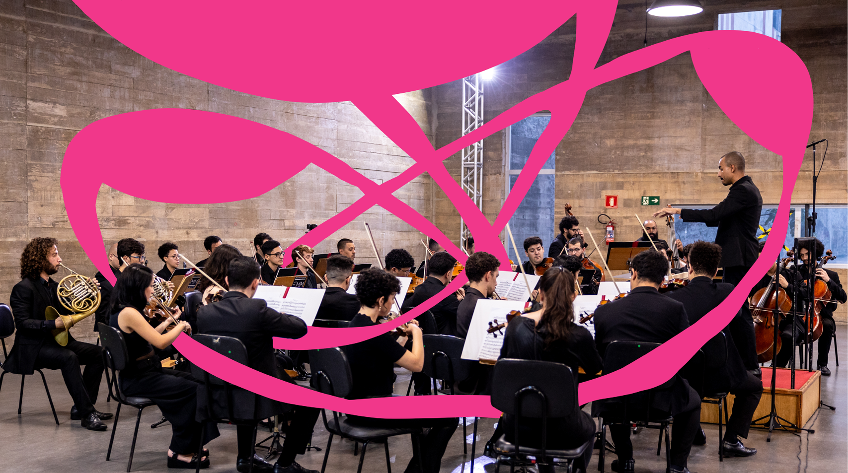 Foto da Orquestra completa tocando durante um concerto