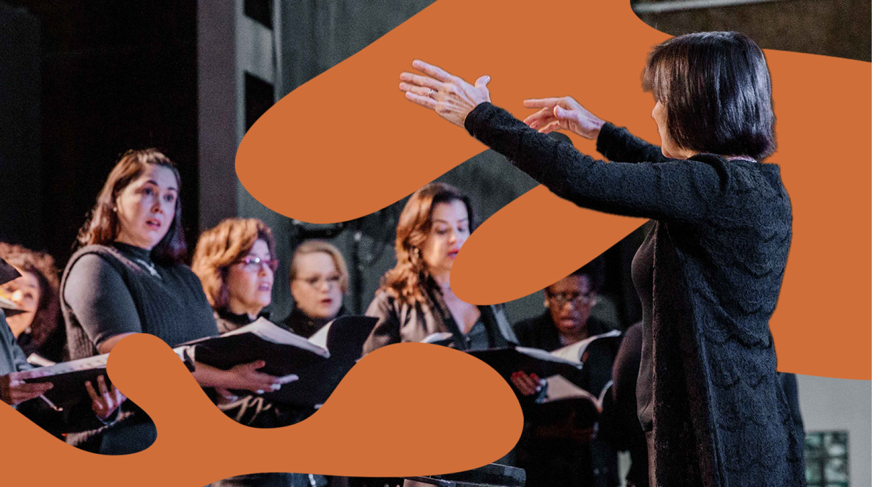 Maestra durante um concerto regendo o Coro Lírico