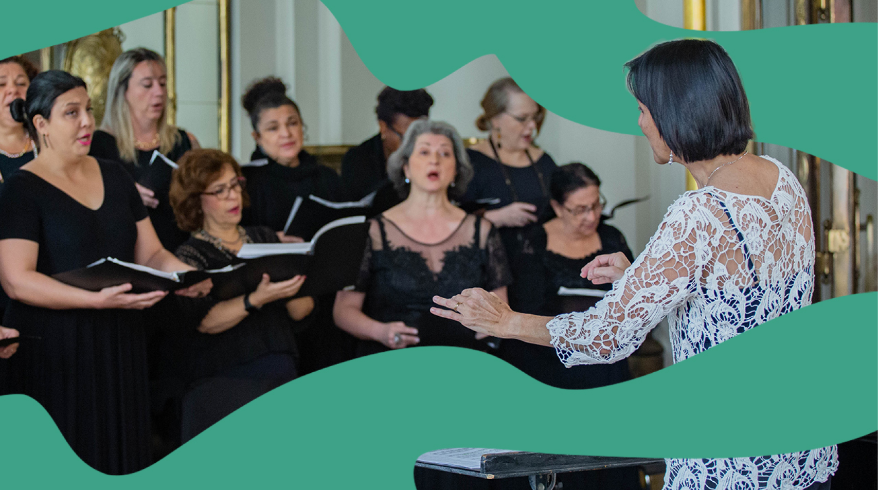 Foto de integrantes do Coro Lírico cantando durante uma apresentação