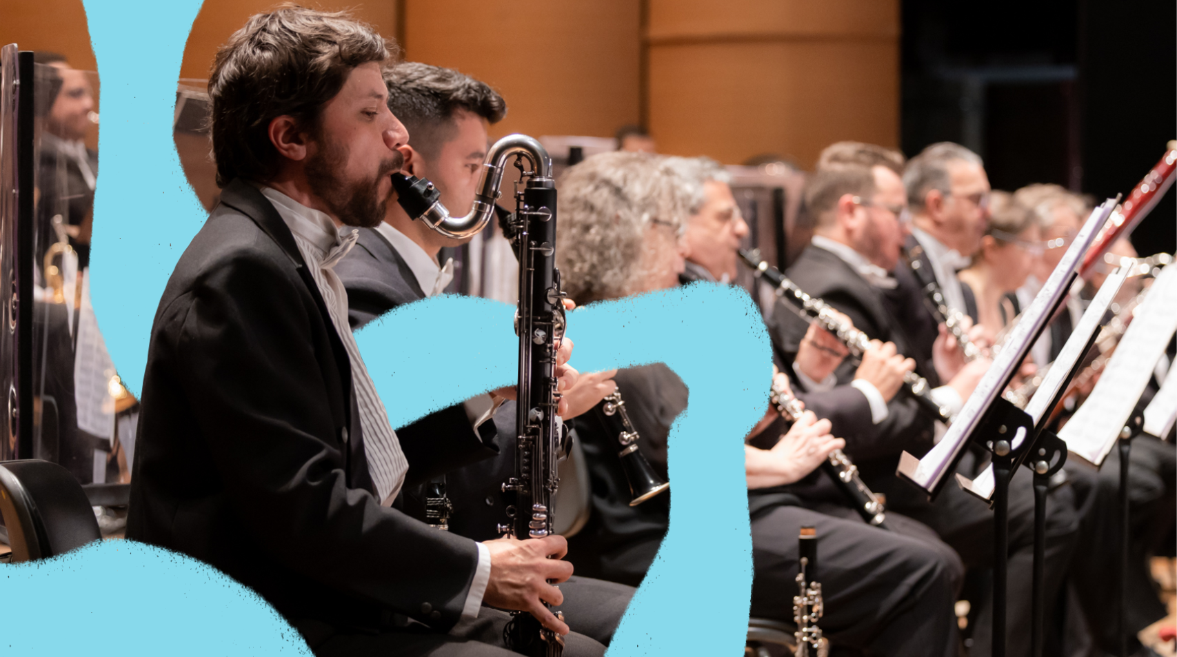 Foto de instrumentistas tocando durante um concerto