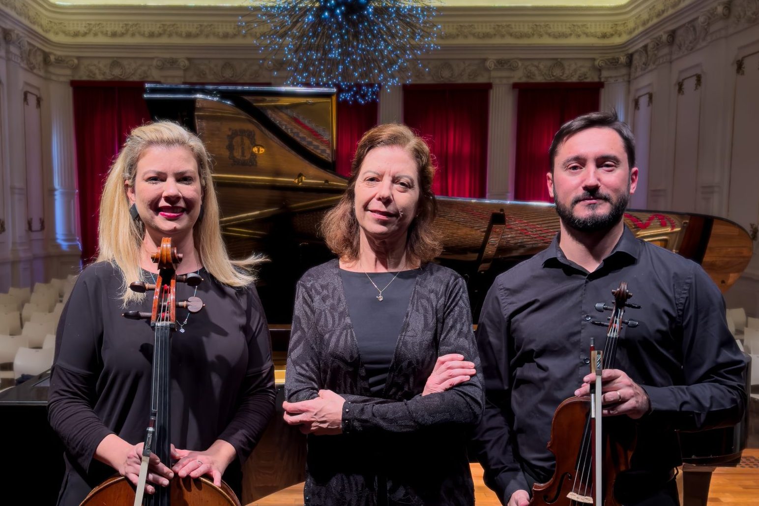 Foto dos integrantes do trio de musicistas
