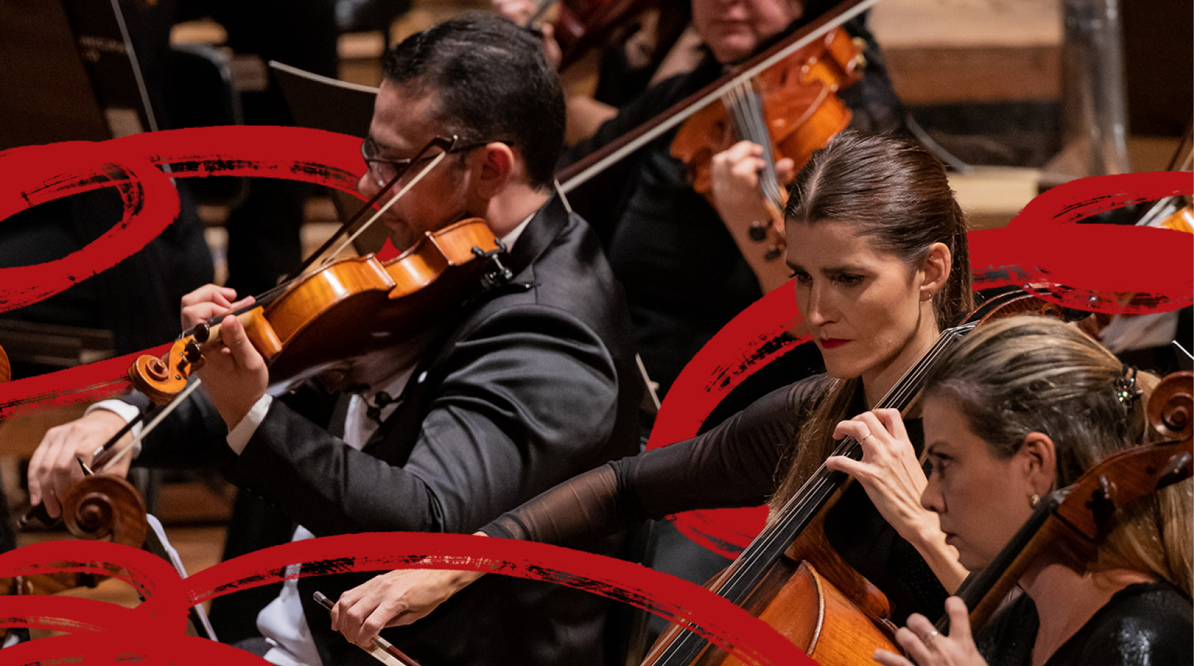 Foto de instrumentistas da Orquestra Sinfônica Municipal que tocam durante um concerto
