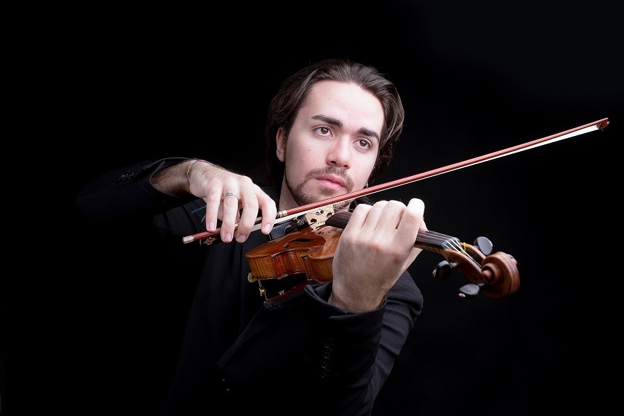 Foto musicista tocando um violino, branco com cavanhaque, cabelo e olhos castanhos