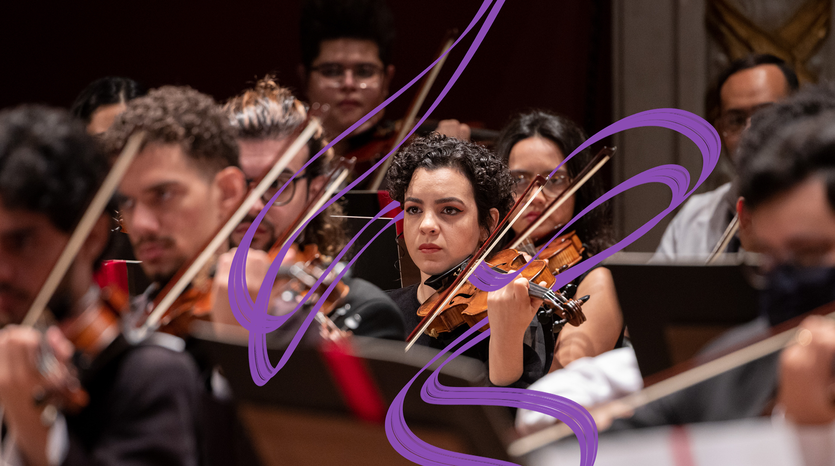 Foto de instrumentistas da Orquestra Exprimental de Repertório que tocam durante um concerto