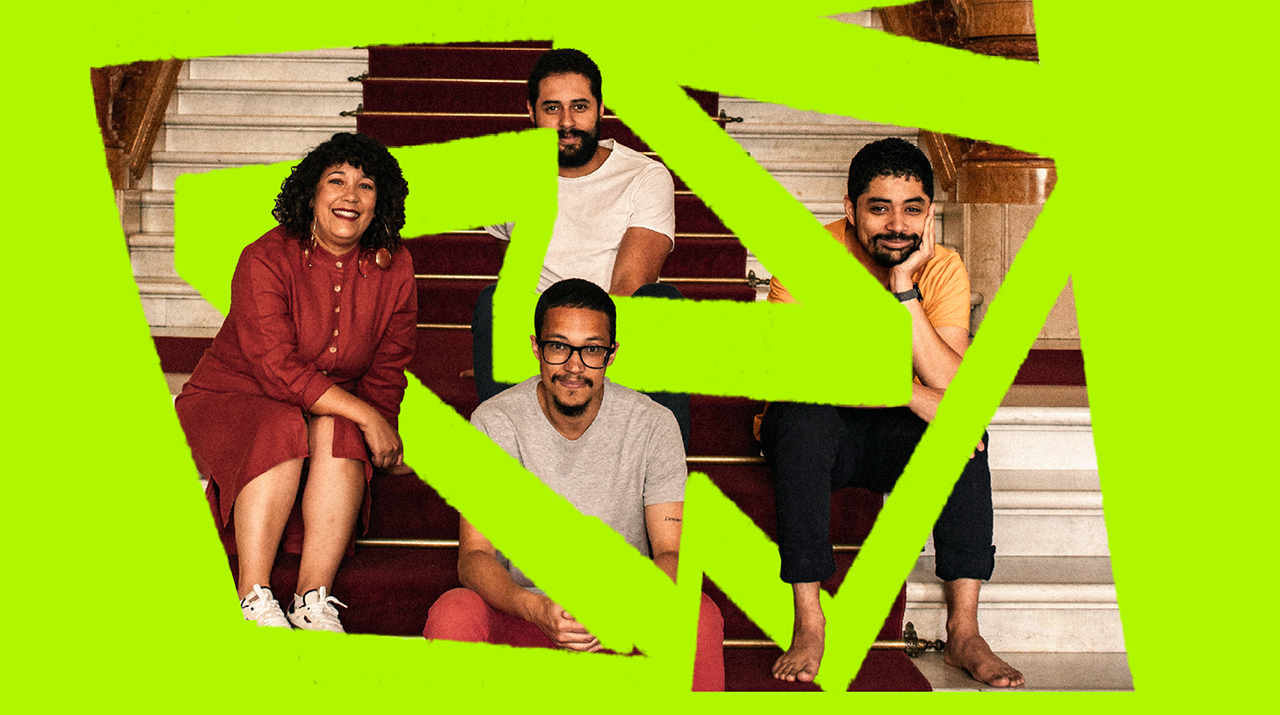 Foto dos quatro integrantes do Bando de Régia no saguão do Theatro Municipal