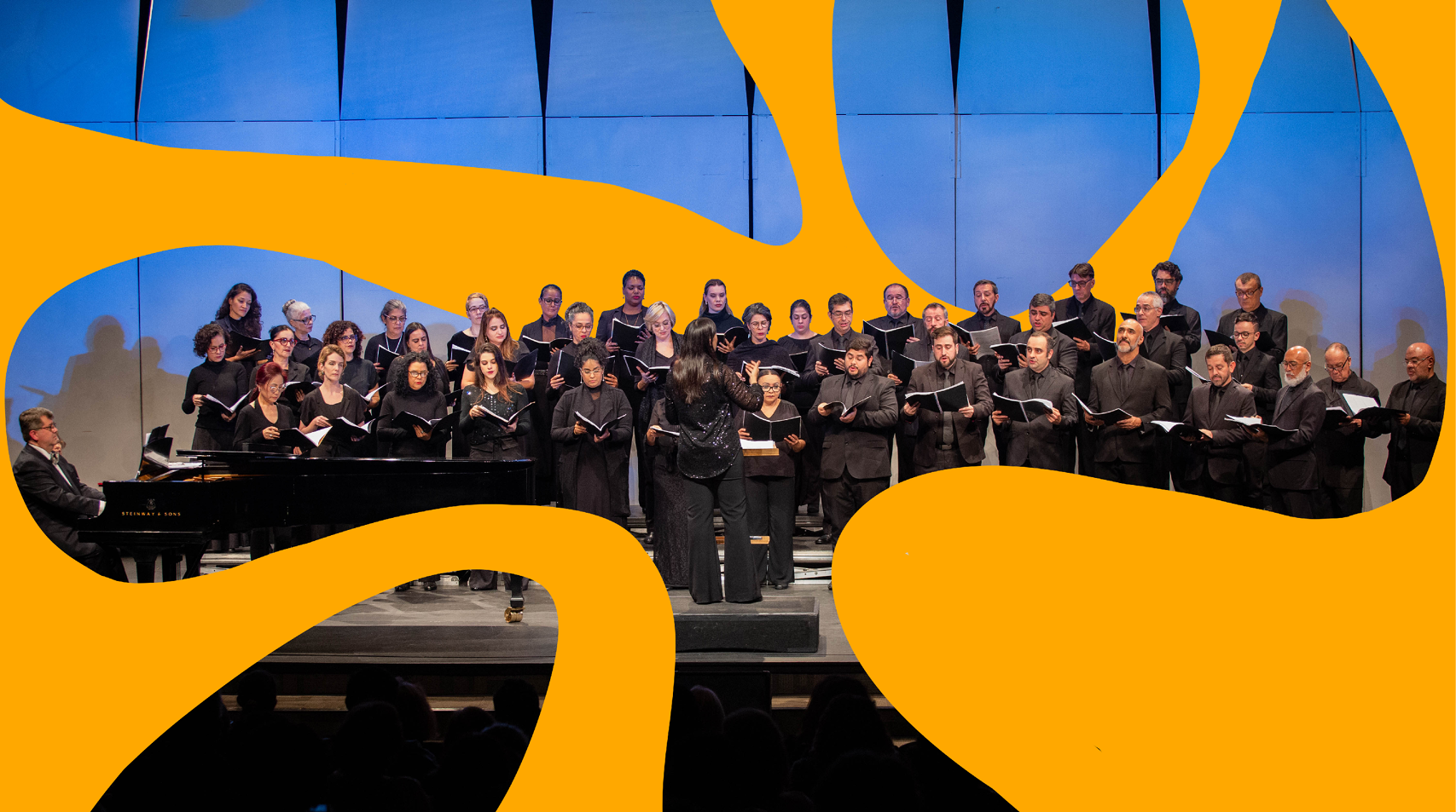 Foto de integrantes do Coral cantando durante uma apresentação