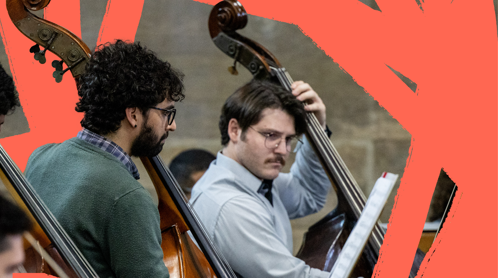 Foto de musicistas da Orquestra Experimental de Repertório tocando durante um concerto