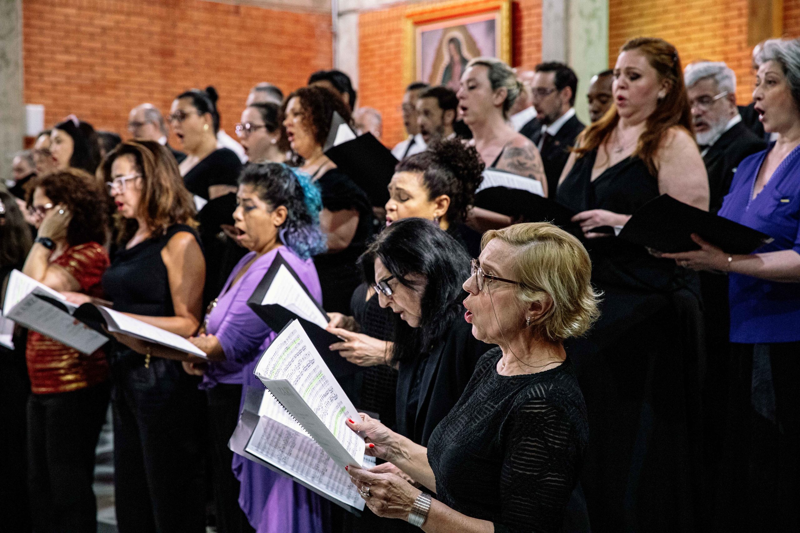 Foto de integrantes do Coro durante uma apresentação