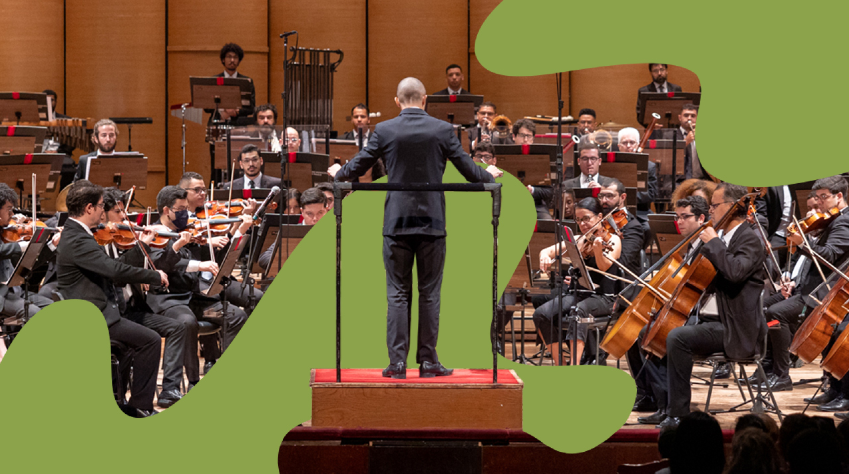 Maestro e Orquestra Experimental de Repertório durante um concerto
