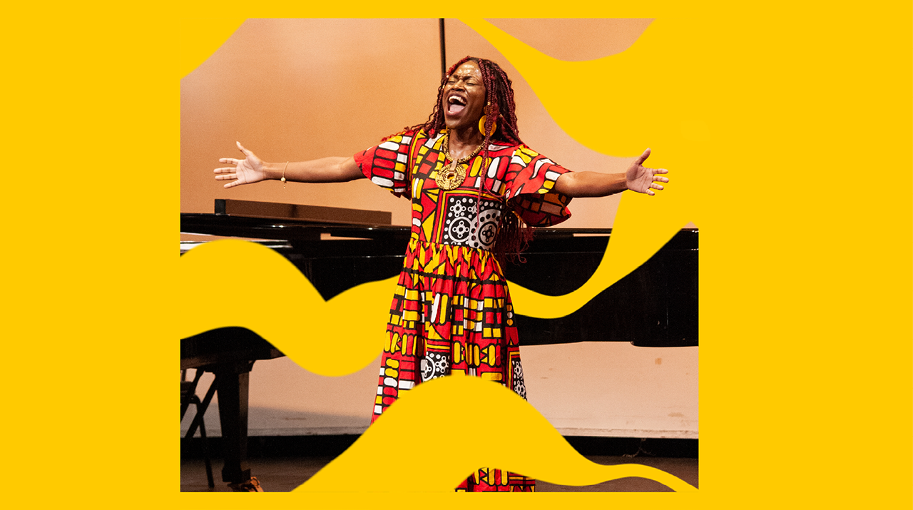 Foto de mulher negra com vestido de estampa africana, finalista do concurso
