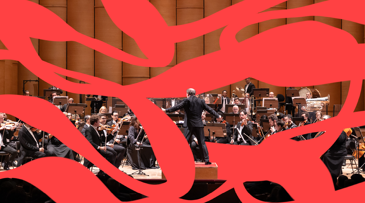 Foto da Orquestra Sinfônica Municipal durante um concerto regido por Roberto Minczuk