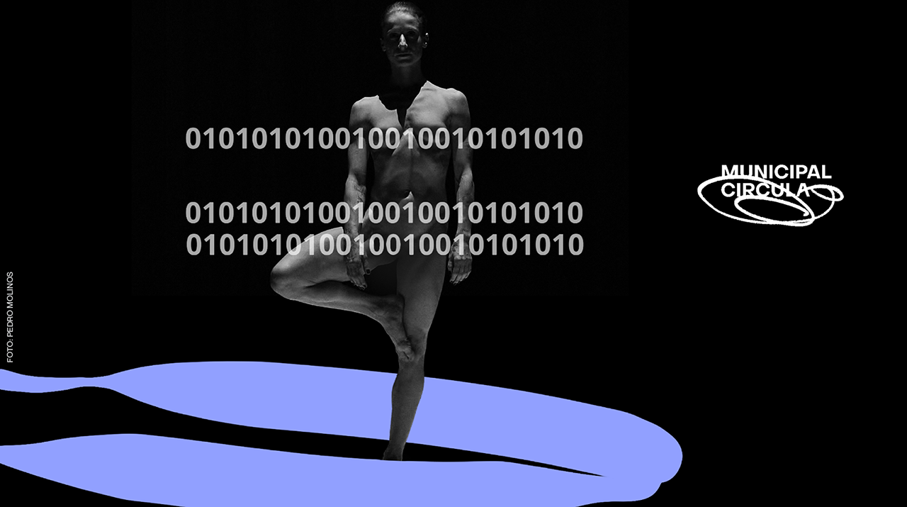 Foto de corpo de uma bailarina com números que cobrem o seu corpo a mostra.