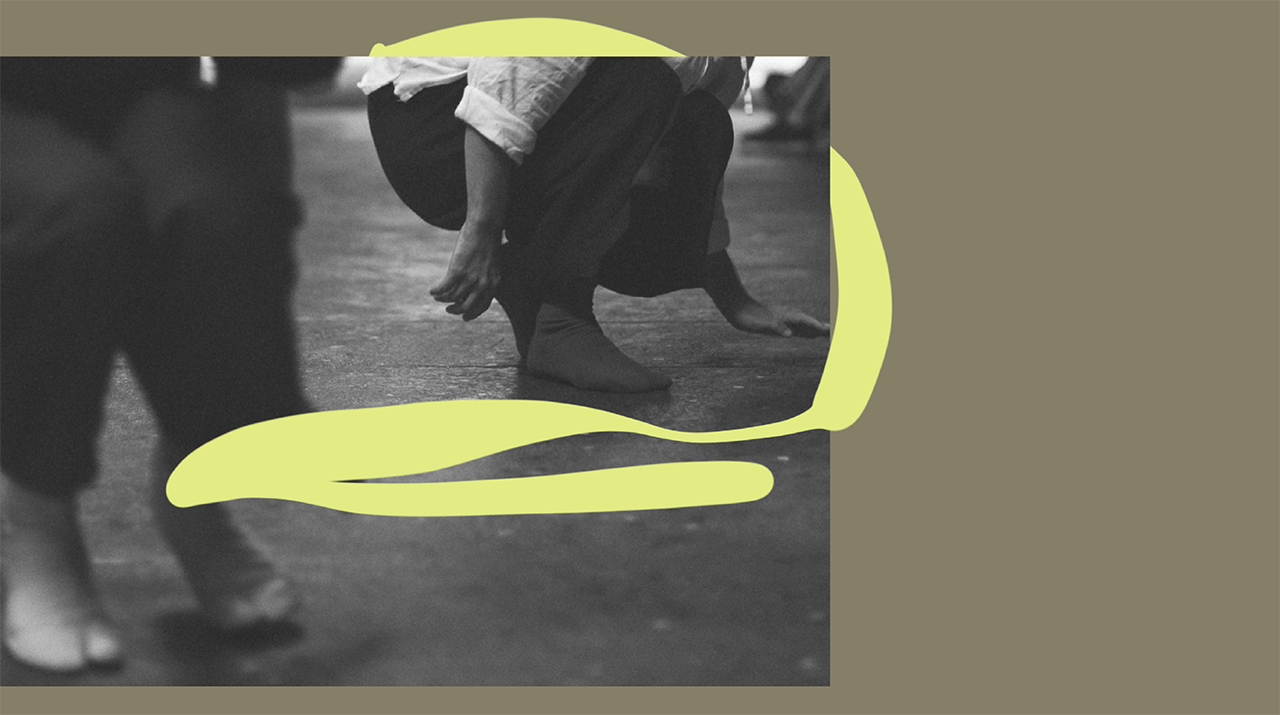 Pés de bailarinos numa foto em preto e branco com interferência de um risco amarelo