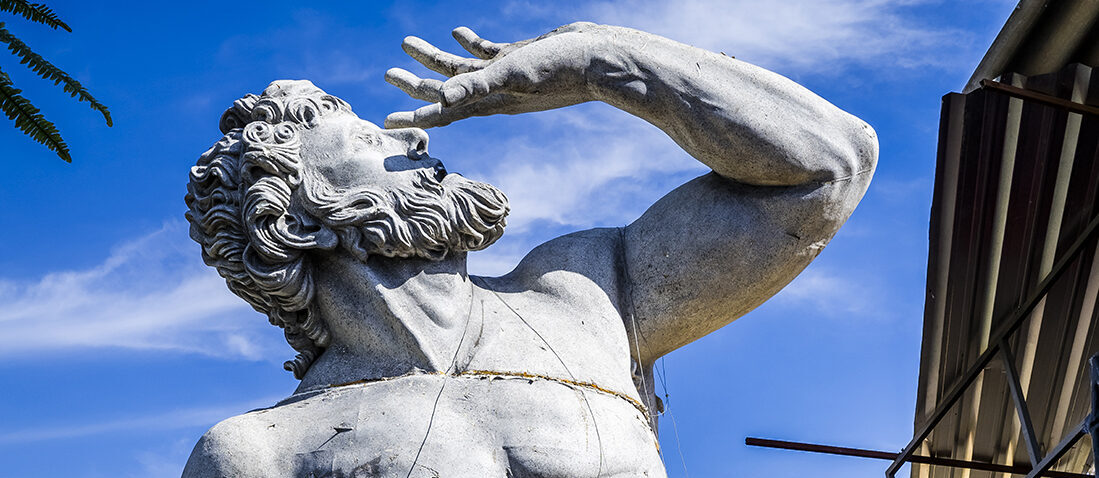 Imagem da escultura em cima da fachada da Central Técnica