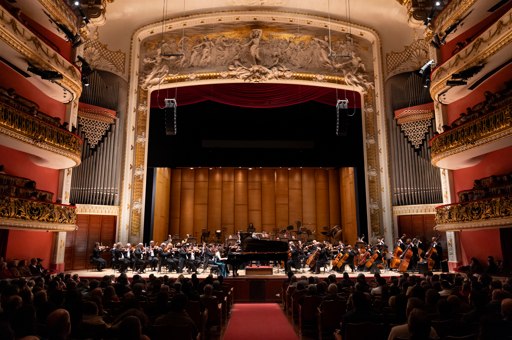 Foto de um espetáculo acontecendo dentro do theatro municipal