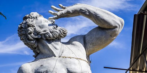 Imagem da escultura em cima da fachada da Central Técnica