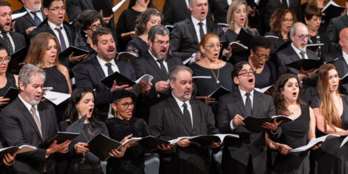 Foto do Coro lírico Municipal durante uma apresentação