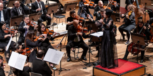 Foto da Orquestra Sinfônica Municipal sob regência de Priscila Bomfim