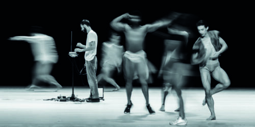 Dançarinos durante o espetáculo BIOGLOMERATA junto ao músico que toca theremin