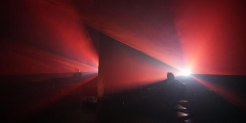 Foto de luzes vermelha e preto para divulgação do espetáculo Opera Macchina